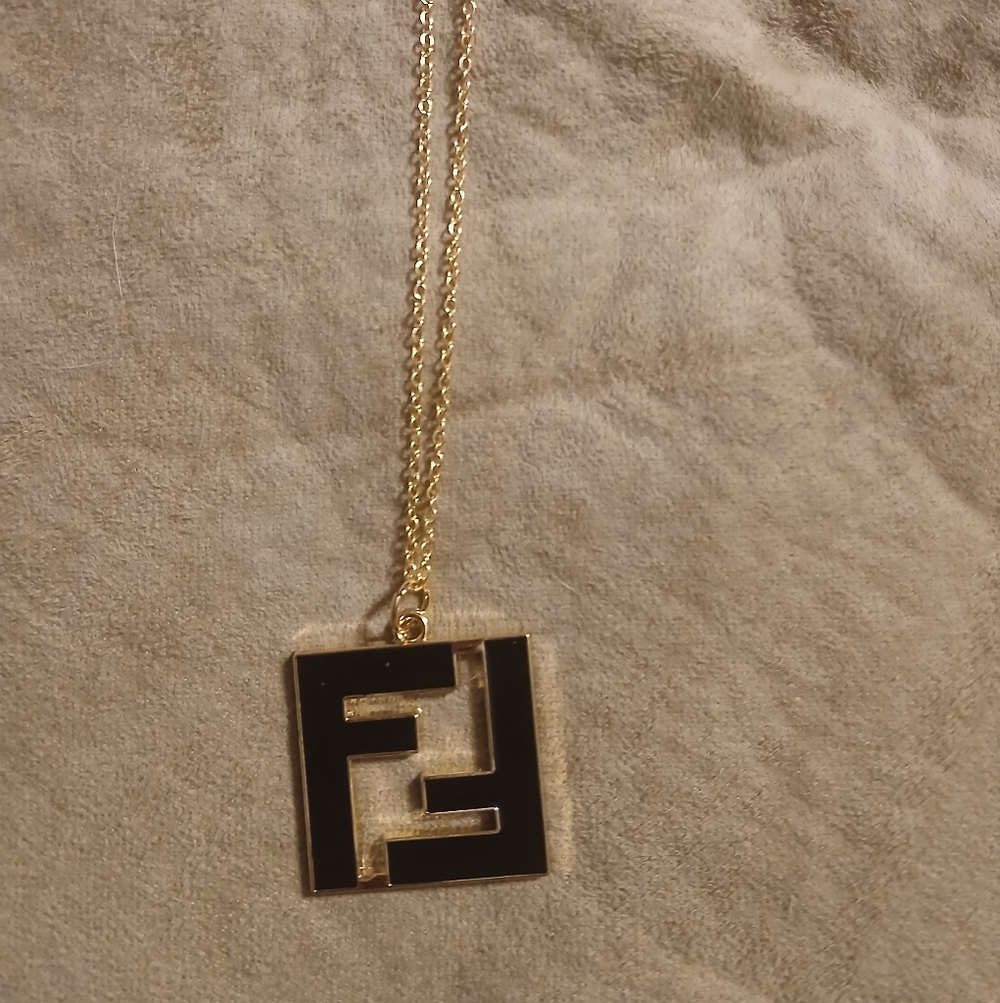 Chic Gold and Black Pendant Necklace